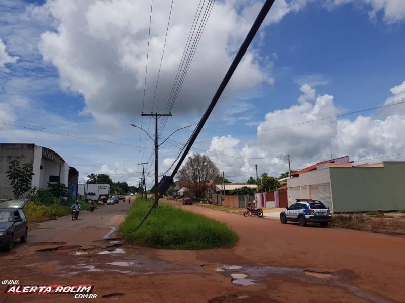 Rolim de Moura – Caminhão, carregado com retroescavadeira, arrebenta fios e deixa alguns moradores sem internet, telefonia e energia elétrica  - Vídeo Rolim de Moura – Caminhão, carregado com retroescavadeira, arrebenta fios e deixa alguns moradores sem internet, telefonia e energia elétrica  - Vídeo