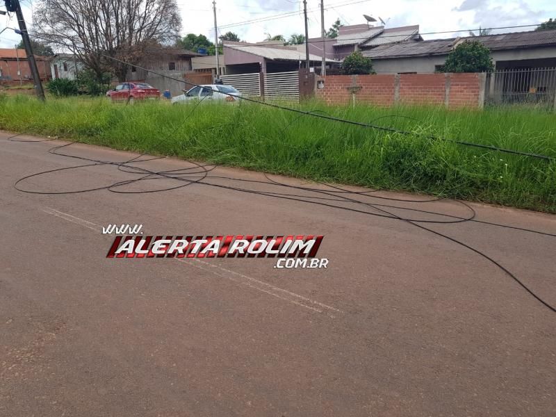 Rolim de Moura – Caminhão, carregado com retroescavadeira, arrebenta fios e deixa alguns moradores sem internet, telefonia e energia elétrica  - Vídeo Rolim de Moura – Caminhão, carregado com retroescavadeira, arrebenta fios e deixa alguns moradores sem internet, telefonia e energia elétrica  - Vídeo