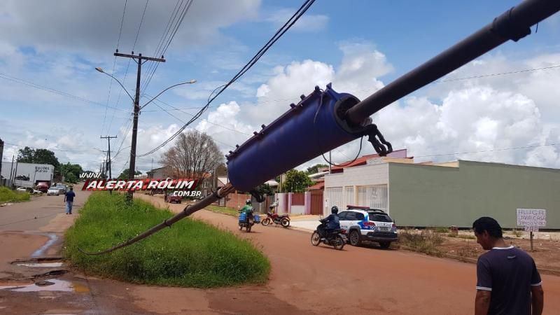 Rolim de Moura – Caminhão, carregado com retroescavadeira, arrebenta fios e deixa alguns moradores sem internet, telefonia e energia elétrica  - Vídeo Rolim de Moura – Caminhão, carregado com retroescavadeira, arrebenta fios e deixa alguns moradores sem internet, telefonia e energia elétrica  - Vídeo