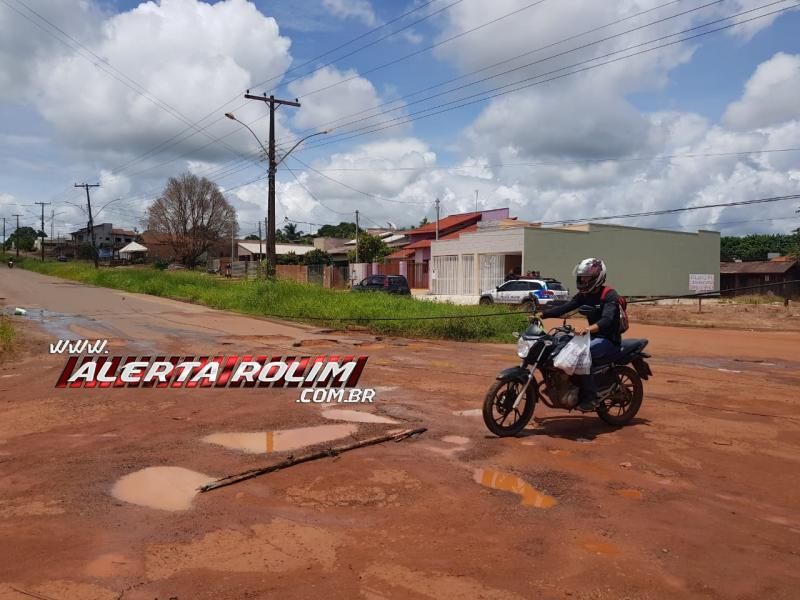Rolim de Moura – Caminhão, carregado com retroescavadeira, arrebenta fios e deixa alguns moradores sem internet, telefonia e energia elétrica  - Vídeo Rolim de Moura – Caminhão, carregado com retroescavadeira, arrebenta fios e deixa alguns moradores sem internet, telefonia e energia elétrica  - Vídeo
