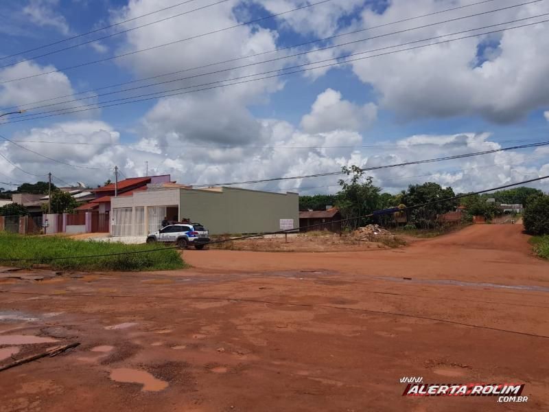Rolim de Moura – Caminhão, carregado com retroescavadeira, arrebenta fios e deixa alguns moradores sem internet, telefonia e energia elétrica  - Vídeo Rolim de Moura – Caminhão, carregado com retroescavadeira, arrebenta fios e deixa alguns moradores sem internet, telefonia e energia elétrica  - Vídeo