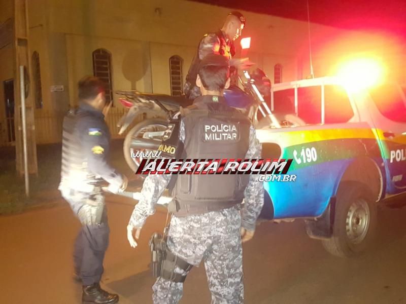 Rolim de Moura - Equipe do PATAMO prende dois indivíduos com arma de fogo e moto que foi furtada em Santa Luzia - Video Rolim de Moura - Equipe do PATAMO prende dois indivíduos com arma de fogo e moto que foi furtada em Santa Luzia - Video
