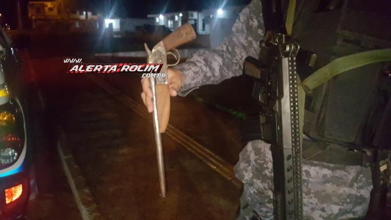 Rolim de Moura - Equipe do PATAMO prende dois indivíduos com arma de fogo e moto que foi furtada em Santa Luzia - Video Rolim de Moura - Equipe do PATAMO prende dois indivíduos com arma de fogo e moto que foi furtada em Santa Luzia - Video