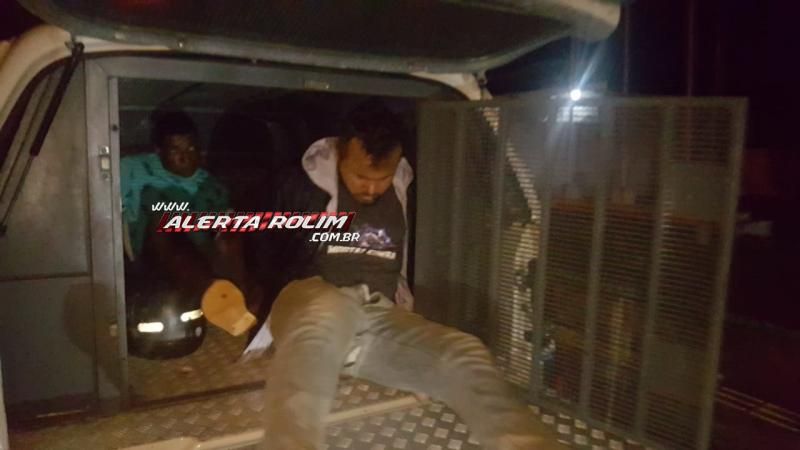Rolim de Moura - Equipe do PATAMO prende dois indivíduos com arma de fogo e moto que foi furtada em Santa Luzia - Video Rolim de Moura - Equipe do PATAMO prende dois indivíduos com arma de fogo e moto que foi furtada em Santa Luzia - Video