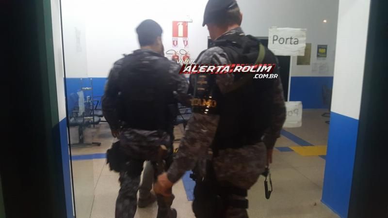 Rolim de Moura - Equipe do PATAMO prende dois indivíduos com arma de fogo e moto que foi furtada em Santa Luzia - Video Rolim de Moura - Equipe do PATAMO prende dois indivíduos com arma de fogo e moto que foi furtada em Santa Luzia - Video