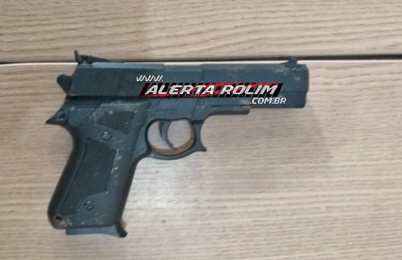 Rolim de Moura - Homem com simulacro de arma acaba detido por populares, após pedir água a uma pessoa e tentar roubar motocicleta Rolim de Moura - Homem com simulacro de arma acaba detido por populares, após pedir água a uma pessoa e tentar roubar motocicleta