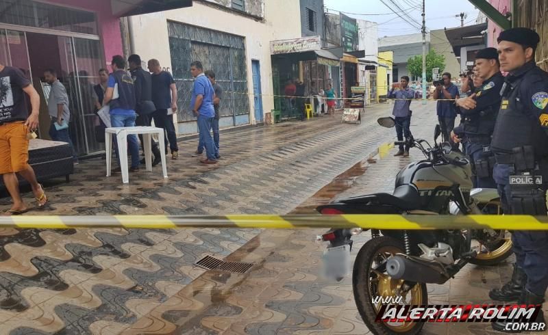 Rolim de Moura - Polícia Militar desencadeia operação, após graves denúncias de crimes no Shopping Popular da cidade Rolim de Moura - Polícia Militar desencadeia operação, após graves denúncias de crimes no Shopping Popular da cidade