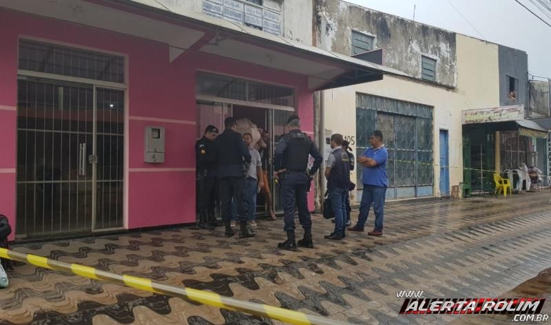 Rolim de Moura - Polícia Militar desencadeia operação, após graves denúncias de crimes no Shopping Popular da cidade Rolim de Moura - Polícia Militar desencadeia operação, após graves denúncias de crimes no Shopping Popular da cidade