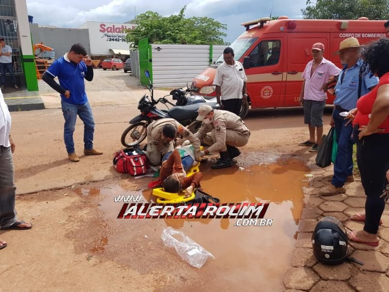 Rolim de Moura – Vítima de acidente de trânsito é socorrida pelos bombeiros com suspeita de fratura em uma das pernas - Video   Rolim de Moura – Vítima de acidente de trânsito é socorrida pelos bombeiros com suspeita de fratura em uma das pernas - Video