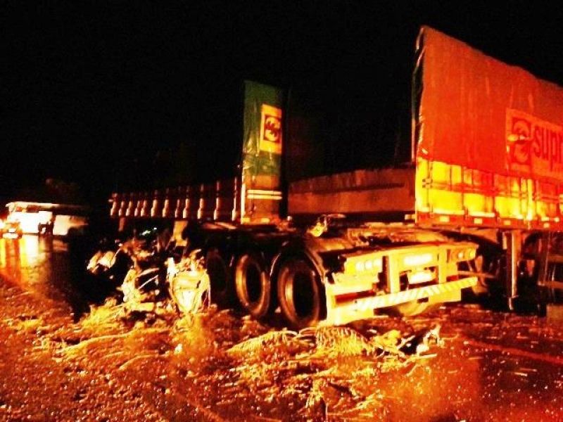 Veja fotos do acidente entre ônibus e carreta que deixou 6 mortos e 25 feridos na BR 364 próximo à Vilhena Veja fotos do acidente entre ônibus e carreta que deixou 6 mortos e 25 feridos na BR 364 próximo à Vilhena