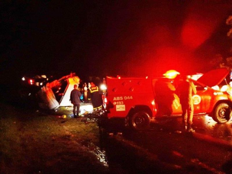Veja fotos do acidente entre ônibus e carreta que deixou 6 mortos e 25 feridos na BR 364 próximo à Vilhena Veja fotos do acidente entre ônibus e carreta que deixou 6 mortos e 25 feridos na BR 364 próximo à Vilhena