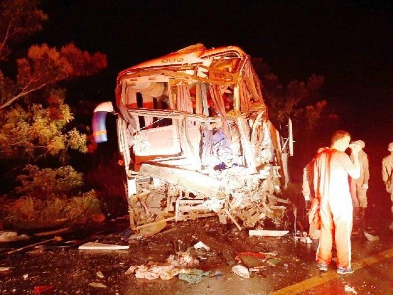 Veja fotos do acidente entre ônibus e carreta que deixou 6 mortos e 25 feridos na BR 364 próximo à Vilhena Veja fotos do acidente entre ônibus e carreta que deixou 6 mortos e 25 feridos na BR 364 próximo à Vilhena