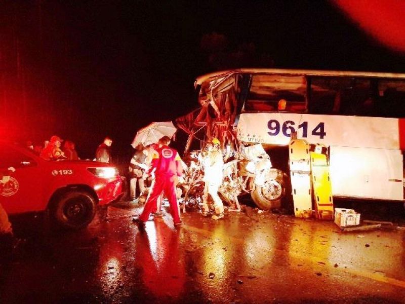 Veja fotos do acidente entre ônibus e carreta que deixou 6 mortos e 25 feridos na BR 364 próximo à Vilhena Veja fotos do acidente entre ônibus e carreta que deixou 6 mortos e 25 feridos na BR 364 próximo à Vilhena