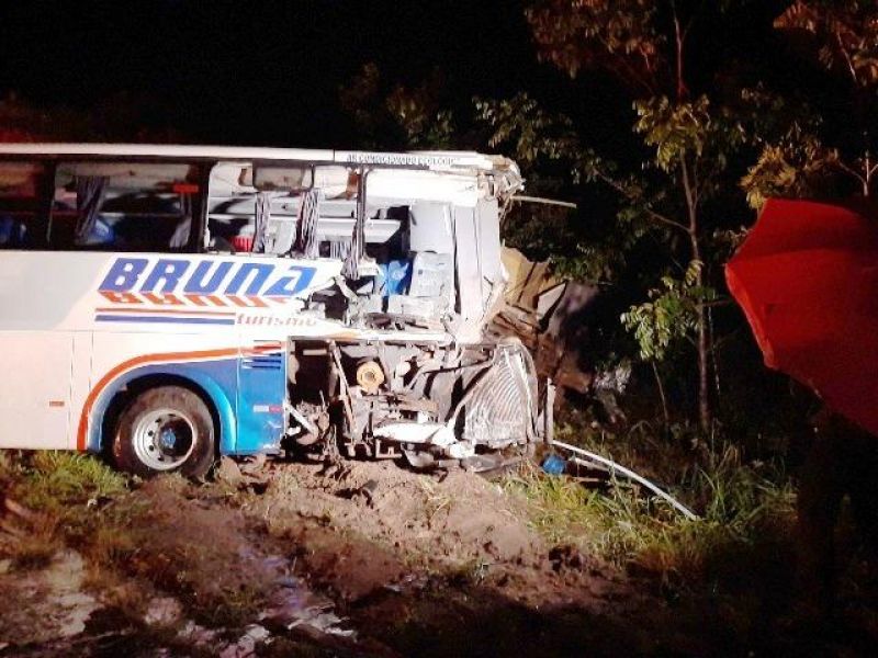 Veja fotos do acidente entre ônibus e carreta que deixou 6 mortos e 25 feridos na BR 364 próximo à Vilhena Veja fotos do acidente entre ônibus e carreta que deixou 6 mortos e 25 feridos na BR 364 próximo à Vilhena