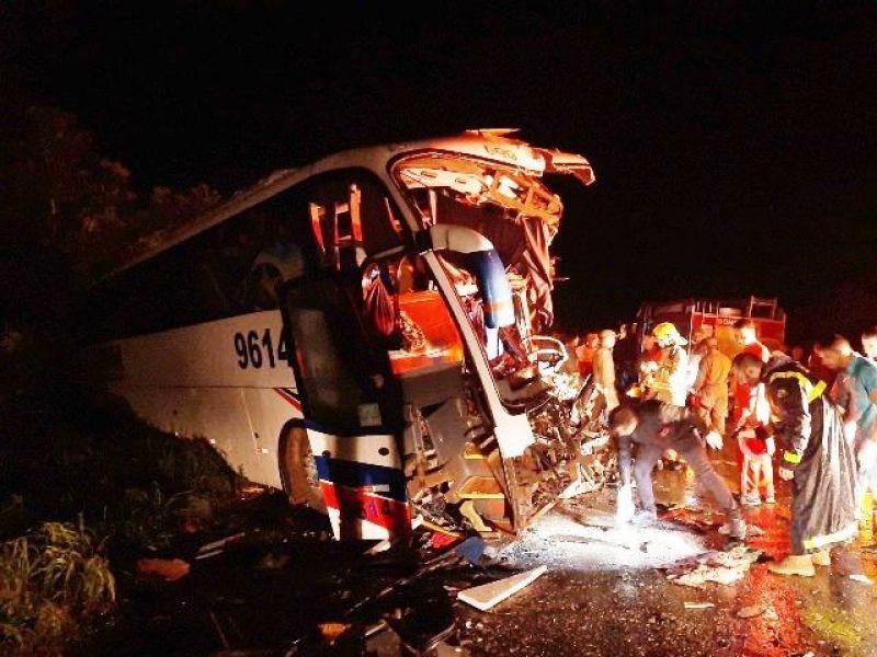 Veja fotos do acidente entre ônibus e carreta que deixou 6 mortos e 25 feridos na BR 364 próximo à Vilhena Veja fotos do acidente entre ônibus e carreta que deixou 6 mortos e 25 feridos na BR 364 próximo à Vilhena