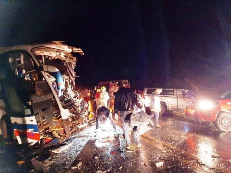 Veja fotos do acidente entre ônibus e carreta que deixou 6 mortos e 25 feridos na BR 364 próximo à Vilhena Veja fotos do acidente entre ônibus e carreta que deixou 6 mortos e 25 feridos na BR 364 próximo à Vilhena