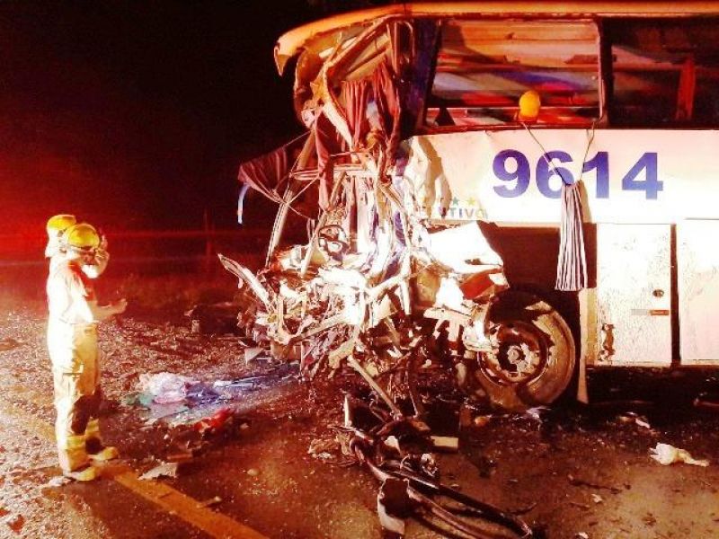 Veja fotos do acidente entre ônibus e carreta que deixou 6 mortos e 25 feridos na BR 364 próximo à Vilhena Veja fotos do acidente entre ônibus e carreta que deixou 6 mortos e 25 feridos na BR 364 próximo à Vilhena