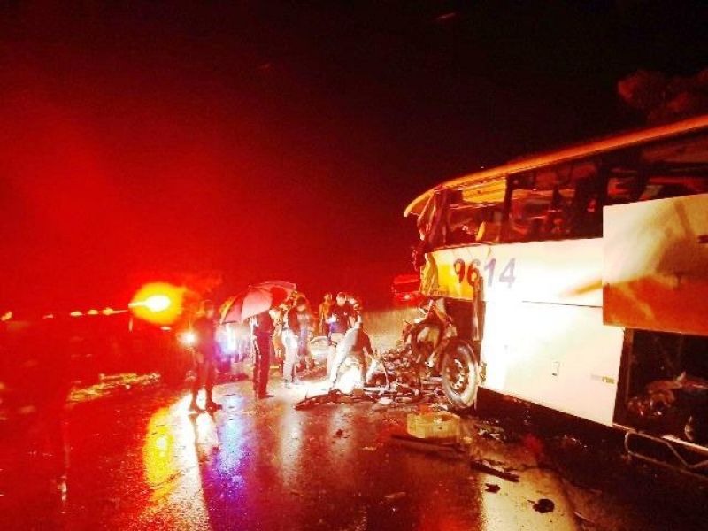 Veja fotos do acidente entre ônibus e carreta que deixou 6 mortos e 25 feridos na BR 364 próximo à Vilhena Veja fotos do acidente entre ônibus e carreta que deixou 6 mortos e 25 feridos na BR 364 próximo à Vilhena