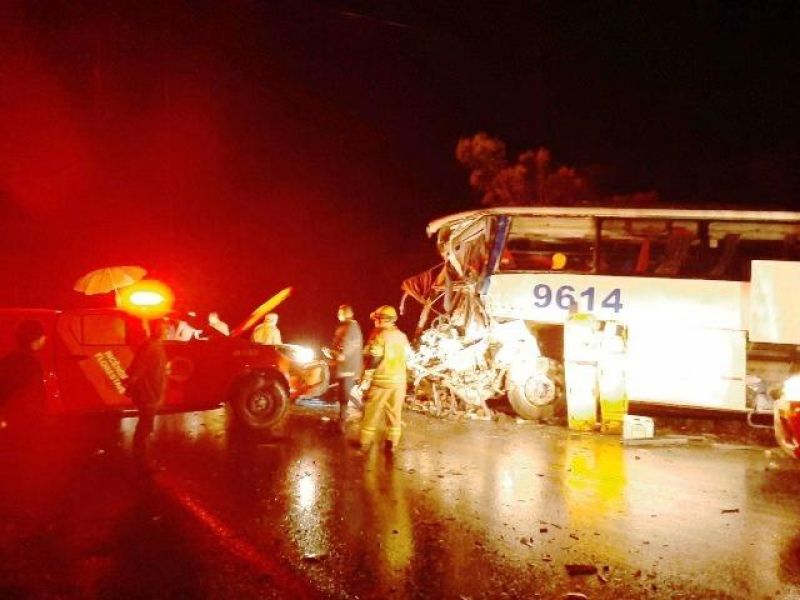 Veja fotos do acidente entre ônibus e carreta que deixou 6 mortos e 25 feridos na BR 364 próximo à Vilhena Veja fotos do acidente entre ônibus e carreta que deixou 6 mortos e 25 feridos na BR 364 próximo à Vilhena