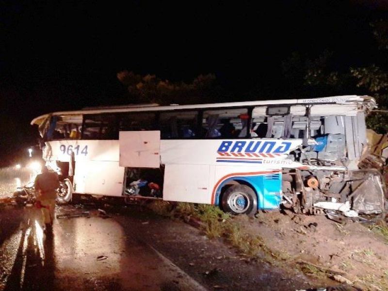Veja fotos do acidente entre ônibus e carreta que deixou 6 mortos e 25 feridos na BR 364 próximo à Vilhena Veja fotos do acidente entre ônibus e carreta que deixou 6 mortos e 25 feridos na BR 364 próximo à Vilhena