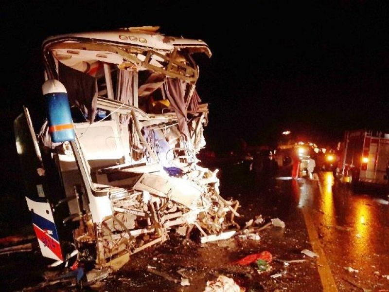 Veja fotos do acidente entre ônibus e carreta que deixou 6 mortos e 25 feridos na BR 364 próximo à Vilhena Veja fotos do acidente entre ônibus e carreta que deixou 6 mortos e 25 feridos na BR 364 próximo à Vilhena