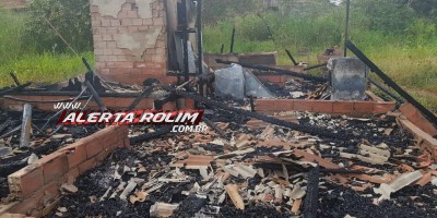 Rolim de Moura – Mais uma casa, que era frequentada por usuários de drogas, é incendiada na cidade Rolim de Moura – Mais uma casa, que era frequentada por usuários de drogas, é incendiada na cidade