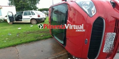 Carro tomba após acidente em cruzamento no bairro Alvorada em Pimenta Bueno