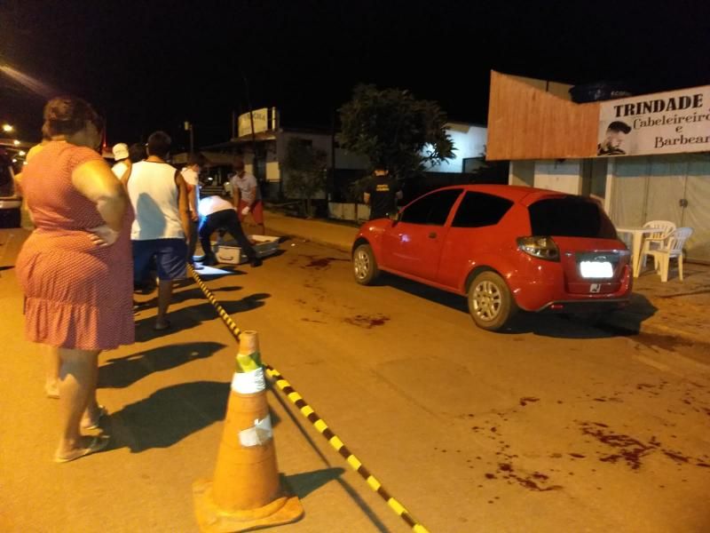 Durante a madrugada, jovem é degolado em lanchonete, em Espigão do Oeste Durante a madrugada, jovem é degolado em lanchonete, em Espigão do Oeste