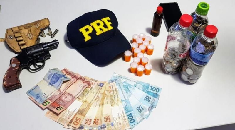 Em Ji-Paraná, caminhoneiro é preso pela PRF com revólver e 180 comprimidos de “rebite” Em Ji-Paraná, caminhoneiro é preso pela PRF com revólver e 180 comprimidos de “rebite”