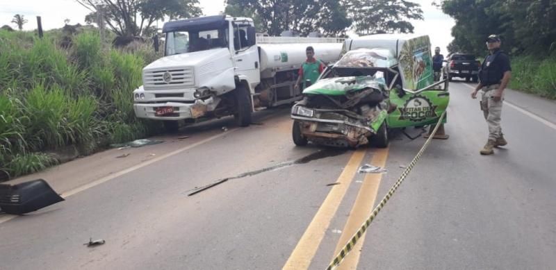 Fiorino bate de frente com caminhão-tanque na BR-364, em Jaru Fiorino bate de frente com caminhão-tanque na BR-364, em Jaru