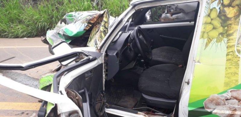 Fiorino bate de frente com caminhão-tanque na BR-364, em Jaru Fiorino bate de frente com caminhão-tanque na BR-364, em Jaru