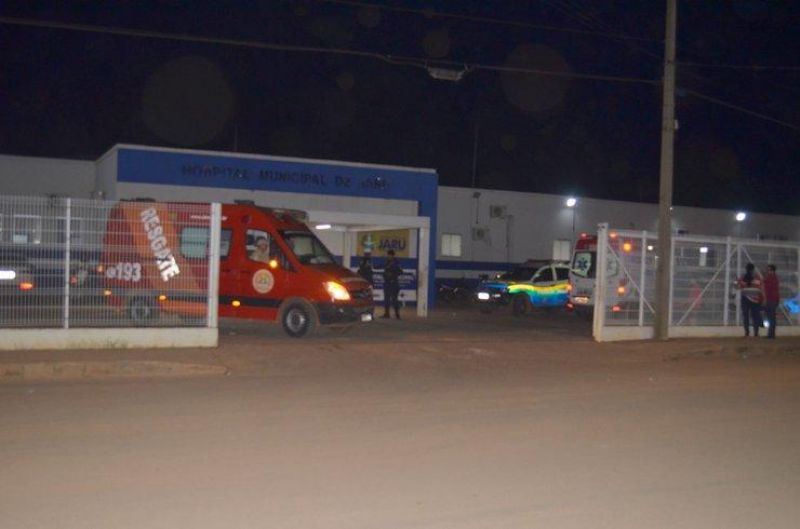 Jaru: Homem armado faz ex-mulher de refém no Hospital Municipal e acaba sendo alvejado pela PM Jaru: Homem armado faz ex-mulher de refém no Hospital Municipal e acaba sendo alvejado pela PM