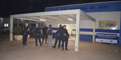 Jaru: Homem armado faz ex-mulher de refém no Hospital Municipal e acaba sendo alvejado pela PM Jaru: Homem armado faz ex-mulher de refém no Hospital Municipal e acaba sendo alvejado pela PM