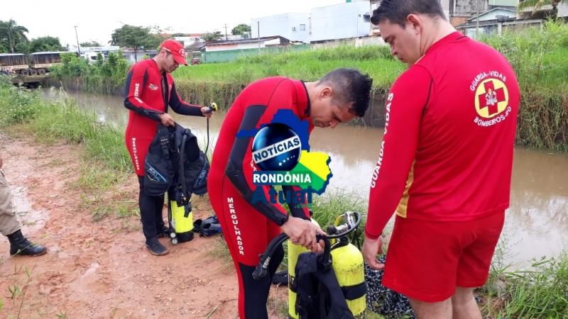 Mergulhadores do Corpo de Bombeiros encontram corpo de homem que caiu em igarapé, em Ji-Paraná Mergulhadores do Corpo de Bombeiros encontram corpo de homem que caiu em igarapé, em Ji-Paraná