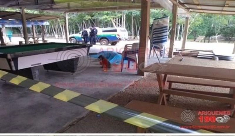 Monte Negro - Dona de balneário é executada com três tiros de 9mm Monte Negro - Dona de balneário é executada com três tiros de 9mm