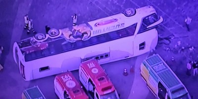 Ônibus da Eucatur tomba com 48 pessoas na Régis Bitencourt, em São Paulo Ônibus da Eucatur tomba com 48 pessoas na Régis Bitencourt, em São Paulo