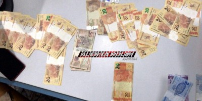 PM em Santa Luzia prende dois suspeitos com quase dois mil reais em notas falsas, enquanto tentavam aplicar golpe em comércio PM em Santa Luzia prende dois suspeitos com quase dois mil reais em notas falsas, enquanto tentavam aplicar golpe em comércio