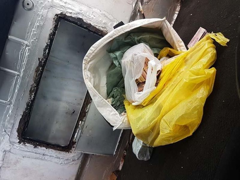 PRF apreende quase R$ 200 mil em compartimento secreto de carro, em Vilhena - Vídeo PRF apreende quase R$ 200 mil em compartimento secreto de carro, em Vilhena - Vídeo