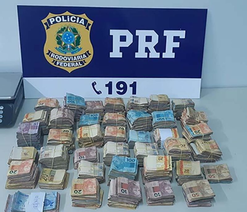 PRF apreende quase R$ 200 mil em compartimento secreto de carro, em Vilhena - Vídeo PRF apreende quase R$ 200 mil em compartimento secreto de carro, em Vilhena - Vídeo