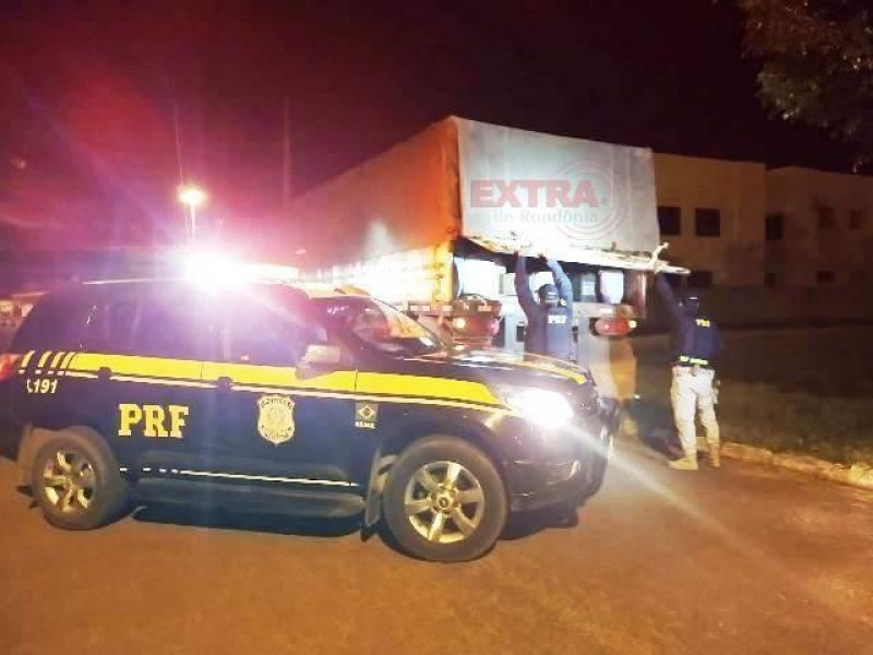 PRF flagra motorista furtando e vendendo combustível para colega de profissão na BR-364, em Vilhena PRF flagra motorista furtando e vendendo combustível para colega de profissão na BR-364, em Vilhena