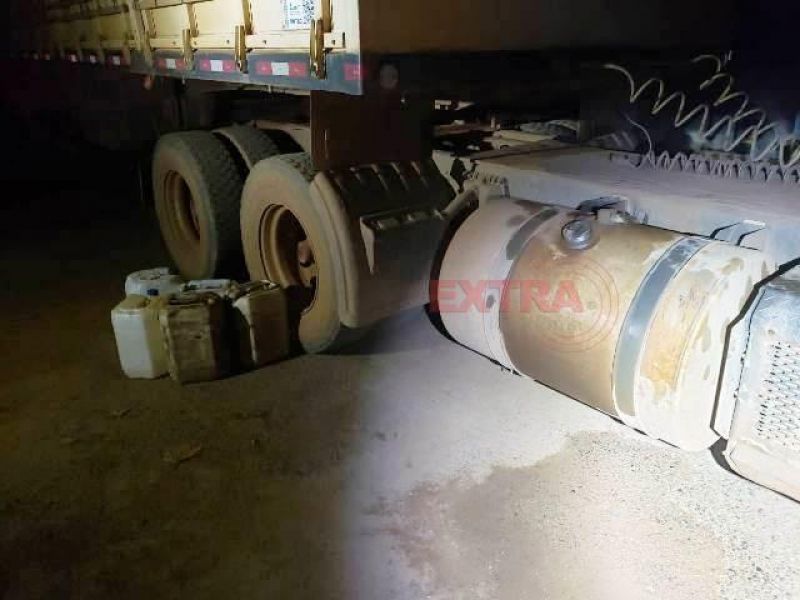 PRF flagra motorista furtando e vendendo combustível para colega de profissão na BR-364, em Vilhena PRF flagra motorista furtando e vendendo combustível para colega de profissão na BR-364, em Vilhena
