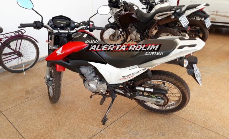 Rolim de Moura – Após roubo de moto, suspeito acaba preso pela PM; veículo foi recuperado e uma arma de fogo com munições foi apreendida Rolim de Moura – Após roubo de moto, suspeito acaba preso pela PM; veículo foi recuperado e uma arma de fogo com munições foi apreendida