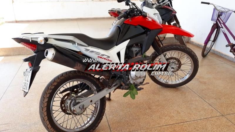 Rolim de Moura – Após roubo de moto, suspeito acaba preso pela PM; veículo foi recuperado e uma arma de fogo com munições foi apreendida Rolim de Moura – Após roubo de moto, suspeito acaba preso pela PM; veículo foi recuperado e uma arma de fogo com munições foi apreendida