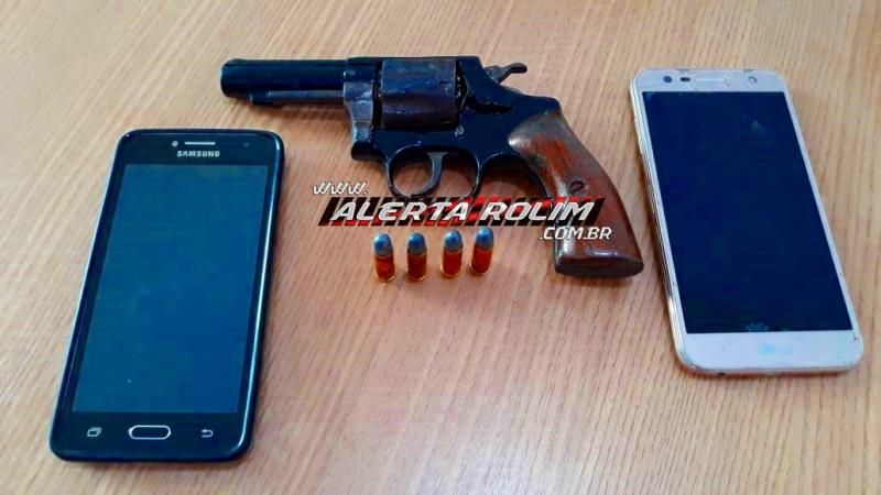 Rolim de Moura – Após roubo de moto, suspeito acaba preso pela PM; veículo foi recuperado e uma arma de fogo com munições foi apreendida Rolim de Moura – Após roubo de moto, suspeito acaba preso pela PM; veículo foi recuperado e uma arma de fogo com munições foi apreendida