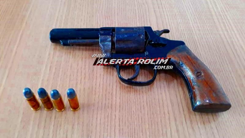 Rolim de Moura – Após roubo de moto, suspeito acaba preso pela PM; veículo foi recuperado e uma arma de fogo com munições foi apreendida Rolim de Moura – Após roubo de moto, suspeito acaba preso pela PM; veículo foi recuperado e uma arma de fogo com munições foi apreendida