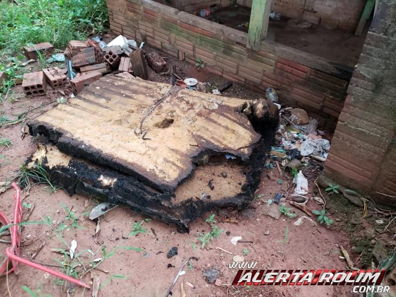 Rolim de Moura – Casa abandonada, que vinha sendo frequentada por usuários de drogas, é incendiada na tarde deste domingo – Vídeo Rolim de Moura – Casa abandonada, que vinha sendo frequentada por usuários de drogas, é incendiada na tarde deste domingo – Vídeo