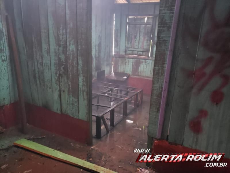 Rolim de Moura – Casa abandonada, que vinha sendo frequentada por usuários de drogas, é incendiada na tarde deste domingo – Vídeo Rolim de Moura – Casa abandonada, que vinha sendo frequentada por usuários de drogas, é incendiada na tarde deste domingo – Vídeo