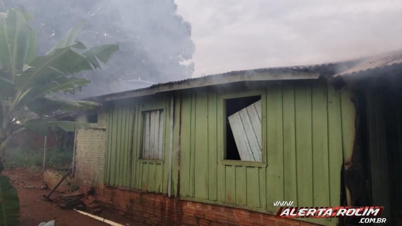 Rolim de Moura – Casa abandonada, que vinha sendo frequentada por usuários de drogas, é incendiada na tarde deste domingo – Vídeo Rolim de Moura – Casa abandonada, que vinha sendo frequentada por usuários de drogas, é incendiada na tarde deste domingo – Vídeo