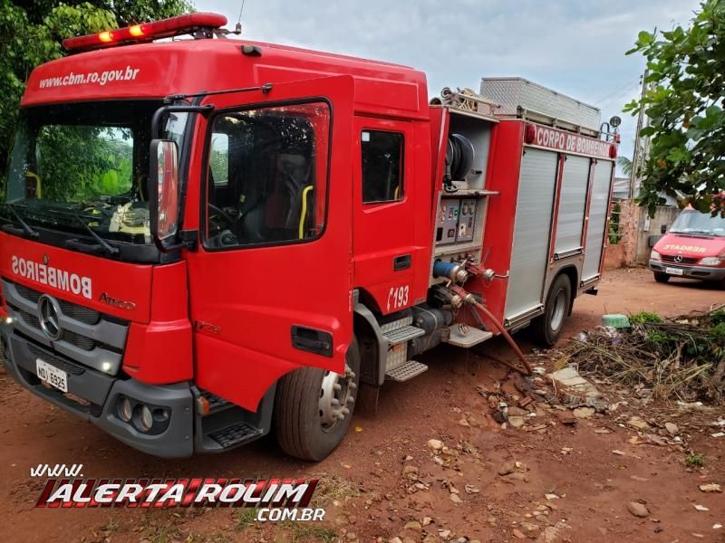 Rolim de Moura – Casa abandonada, que vinha sendo frequentada por usuários de drogas, é incendiada na tarde deste domingo – Vídeo Rolim de Moura – Casa abandonada, que vinha sendo frequentada por usuários de drogas, é incendiada na tarde deste domingo – Vídeo
