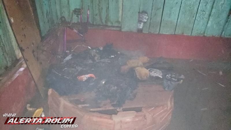 Rolim de Moura – Casa abandonada, que vinha sendo frequentada por usuários de drogas, é incendiada na tarde deste domingo – Vídeo Rolim de Moura – Casa abandonada, que vinha sendo frequentada por usuários de drogas, é incendiada na tarde deste domingo – Vídeo
